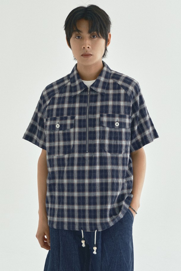 네이비 컬러의 체크 반팔 하프 집업 셔츠입니다. 봄, 여름 시즌에 착용하기 좋으며, 릴랙스핏으로 편안한 착용감을 제공합니다. 면 소재로 제작되어 부드러운 촉감을 선사하며, 밑단 스트링과 우드 비즈 장식으로 포인트를 더했습니다. 캐주얼, 미니멀 스타일을 즐기는 분들께 추천하며, 단품 또는 레이어드하여 다양한 연출이 가능합니다. 동네 마실룩, 여행룩 등 일상에서 폭넓게 활용할 수 있습니다.
