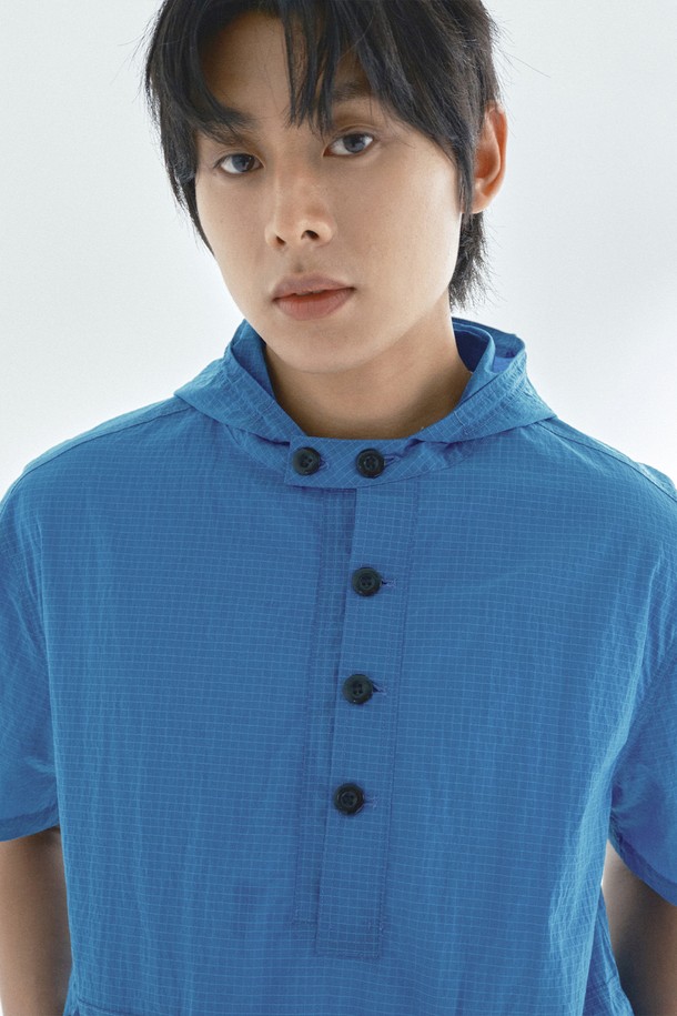 나일론 후드 반팔 풀오버_블루는 봄, 여름에 시원하게 착용하기 좋은 캐주얼 & 스포티 스타일의 상의입니다. 릴랙스 핏으로 편안함을 더하며, 얇은 두께감의 나일론 소재로 제작되어 가볍고 방풍 기능까지 갖췄습니다. 블루 컬러와 아이보리 컬러 두 가지로 출시되었으며, 무지 디자인에 밑단 스트링 디테일이 포인트입니다. 단독 또는 레이어드하여 다양한 스타일 연출이 가능하며, 동네 마실룩, 여행룩, 집콕룩 등 폭넓은 TPO에 활용하기 좋습니다. 후드 디자인과 반소매 기장으로 활동성을 높였습니다.
