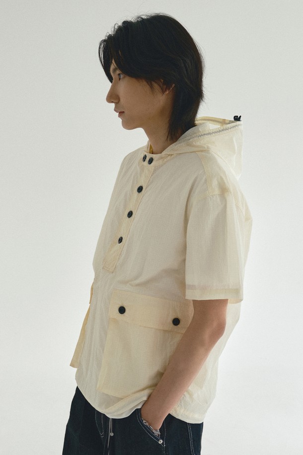 가볍고 시원하게 즐기기 좋은 나일론 후드 반팔 풀오버 아이보리입니다. 얇은 두께감과 부드러운 촉감으로 편안한 착용감을 선사하며, 봄, 여름 시즌에 활용하기 좋습니다. 후드 디자인과 루즈핏, 릴랙스핏으로 캐주얼하고 스포티한 무드를 연출하며, 밑단 스트링 디테일로 사이즈 조절이 용이합니다. 단독 또는 레이어드하여 다양한 스타일을 연출할 수 있어, 동네 마실룩, 여행룩, 봄 소풍룩 등 폭넓게 활용하기 좋습니다. 무지 패턴의 아이보리 컬러로 어떤 옷에도 쉽게 매치할 수 있습니다.
