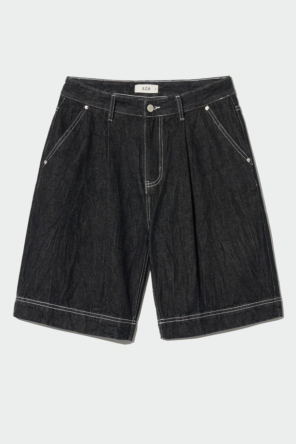 크링클 원턱 데님 하프 팬츠_블랙은 빈티지한 무드와 캐주얼 스타일을 동시에 즐길 수 있는 남성용 데님 반바지입니다. 봄, 여름 시즌에 적합하며, 루즈핏 와이드 바지 핏으로 편안한 착용감을 선사합니다. 블랙 컬러의 무지 디자인에 크링클 텍스처와 빈티지 워싱, 원턱 디테일이 더해져 유니크한 멋을 더합니다. 백포켓 자수 디테일과 콘트라스트 스티칭으로 포인트를 주었으며, 면과 데님 소재로 제작되어 활동성과 스타일을 모두 만족시킵니다. 동네 마실룩, 여행룩, 휴가룩 등 다양한 TPO에 활용하기 좋은 아이템입니다.
