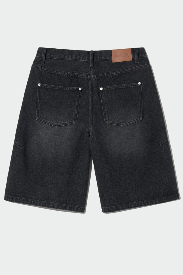 블랙 컬러의 라운드 트리밍 데님 하프 팬츠입니다. 면 소재로 제작되어 편안한 착용감을 선사하며, 캐주얼하고 미니멀한 스타일을 연출합니다. 레귤러핏으로 제작되었으며, 하프 기장으로 봄, 여름 시즌에 시원하게 즐기기 좋습니다. 라운드 트리밍 디테일과 워싱 디테일이 돋보이며, 체인 스티치 공법으로 튼튼하게 제작되었습니다. 동네 마실룩, 여행룩, 휴가룩 등 다양한 TPO에 활용하여 멋스러운 스타일을 완성해보세요.
