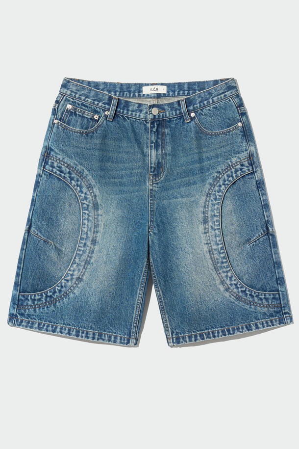 라운드 트리밍 데님 하프 팬츠_블루는 캐주얼, 미니멀, 클래식 스타일을 추구하는 분들을 위한 여름철 필수 아이템입니다. 워싱 처리된 데님 소재와 레귤러핏으로 편안한 착용감을 선사하며, 라운드 커팅 디테일이 돋보이는 디자인입니다. 체인스티치 기법을 사용하여 튼튼한 내구성을 자랑하며, 데일리룩, 여행룩, 휴가룩 등 다양한 TPO에 활용할 수 있습니다. 내추럴 핏으로 자연스러운 실루엣을 연출하여 어떤 상의와도 잘 어울립니다.
