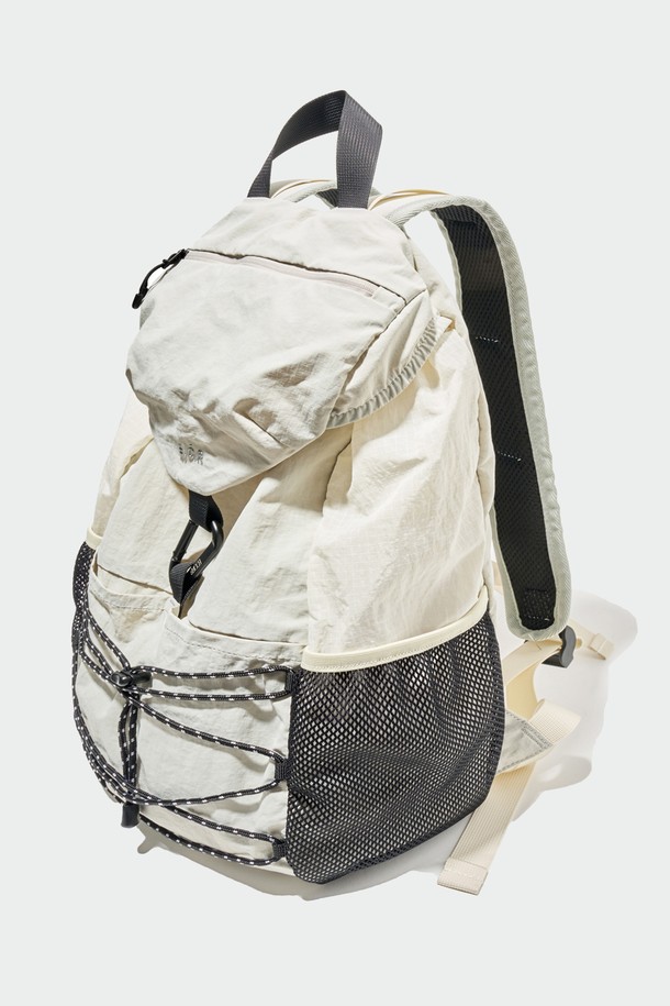 "AERIK(에어릭) 카라비너 백팩"은 남성을 위한 미디엄 사이즈 백팩으로, 여행, 출근, 산책 등 다양한 TPO에 활용 가능합니다. 미니멀, 캐주얼, 시티보이 스타일을 연출하기 좋으며, 나일론과 폴리에스테르 소재로 제작되어 튼튼합니다. 무지, 레터링, 로고 패턴과 버클, 스트링, 메쉬, 카라비너 등의 디자인 장식이 특징이며, 지퍼형, 버클형, 조임용 끈 잠금 방식으로 안전하게 소지품을 보관할 수 있습니다. 사이드 포켓, 스트링 디테일, 상단 핸들 등 실용적인 기능으로 수납력을 높였습니다.
