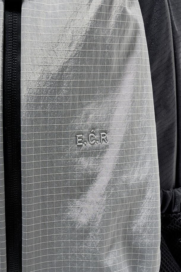 AERIK(에어릭) 프론트 지퍼 백팩은 남녀 모두 착용 가능한 캐주얼, 미니멀, 시티보이 스타일의 백팩입니다. 블랙과 그레이 두 가지 색상으로 출시되었으며, 넉넉한 수납공간을 제공하는 라지 사이즈입니다. 나일론과 폴리에스테르 소재로 제작되어 내구성이 뛰어나며, 전면 지퍼 포켓과 어깨끈 쿠션, 생활 방수 기능(나일론 소재 특성)을 갖춰 실용성을 더했습니다. 출근룩, 여행룩, 캠핑룩 등 다양한 TPO에 활용 가능하며, 사각 형태의 무지 디자인에 로고 디테일이 돋보입니다. 어깨 보호 및 쿠션감을 제공하여 편안한 착용감을 선사합니다.
