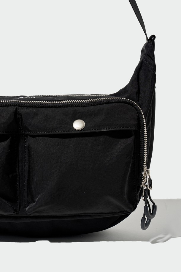 AERIK(에어릭) 하프문 크로스백은 미니멀하고 베이직한 스타일을 추구하는 남성분들을 위한 가방입니다. 나일론과 폴리에스테르 소재를 사용하여 가볍고 내구성이 뛰어나며, 생활 방수 기능으로 실용성을 더했습니다. 반원 형태의 디자인과 블랙 컬러는 어떤 옷차림에도 잘 어울립니다. 아이패드 수납이 가능하며, 조절 가능한 스트랩과 실용적인 수납공간으로 편의성을 높였습니다. 지퍼형 잠금 방식으로 소지품을 안전하게 보관할 수 있습니다.
