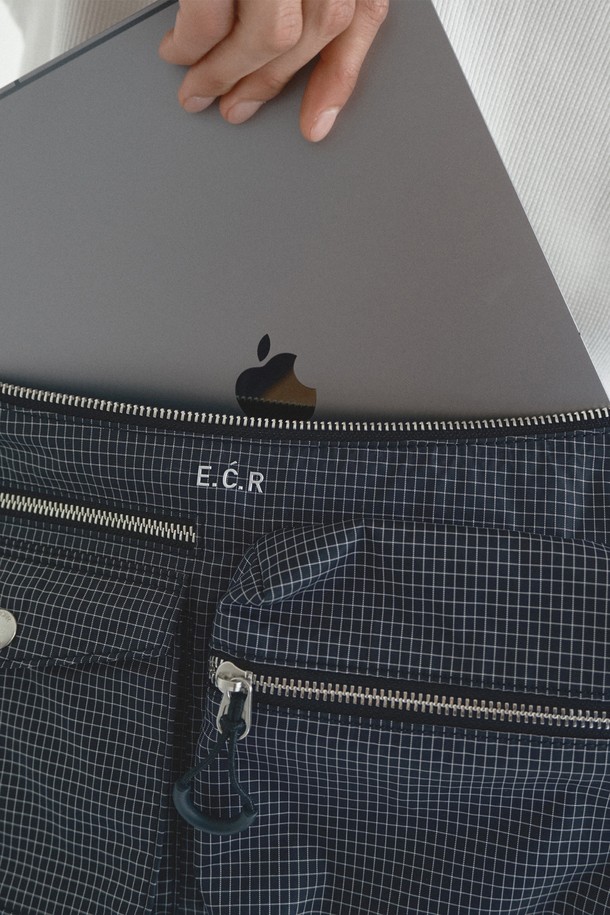 AERIK(에릭) 카고 그리드 크로스백은 미니멀하고 캐주얼한 스타일을 추구하는 남성들을 위한 가방입니다. 블랙 색상의 미디엄 사이즈 크로스백으로, 나일론과 폴리에스테르 소재를 사용하여 내구성과 생활 방수 기능을 갖췄습니다. 격자 무늬 디자인과 카고 포켓 디테일이 특징이며, 조절 가능한 스트랩으로 편안한 착용감을 제공합니다. 최대 12.9인치 iPad Pro 수납이 가능하며, 반원 형태의 디자인과 실용적인 수납공간으로 일상생활에서 유용하게 사용할 수 있습니다. 지퍼형 잠금 방식으로 소지품을 안전하게 보호하며, 경량 설계로 가볍게 휴대할 수 있습니다.
