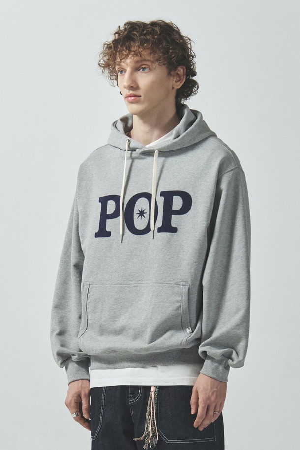 POP 시그니처 후드티_그레이는 캐주얼, 스트리트 스타일을 모두 아우르는 오버핏 후드티입니다. 면과 폴리에스테르 혼방 소재로 제작되어 부드러운 촉감을 자랑하며, 봄, 가을, 겨울 세 계절 모두 활용 가능합니다. 500g의 두꺼운 중량감으로 보온성을 높였으며, 플로킹 프린트 기법의 로고 디자인이 특징입니다. 캥거루 포켓과 RIB 원단 보강, ECR 포인트 라벨 디테일이 돋보이며, 동네 마실룩, 집콕룩, 겨울 데일리룩 등 다양한 TPO에 활용하기 좋습니다. 그레이, 네이비 두 가지 색상으로 출시되었습니다.
