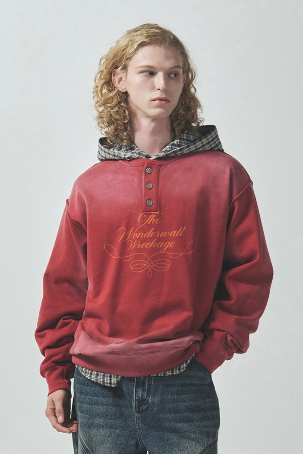 빈티지 브러쉬 헨리넥 스웻셔츠_레드는 캐주얼 스타일의 공용 상의입니다. 부드러운 면 소재로 제작되었으며, 봄, 가을, 겨울 세 계절 모두 착용 가능합니다. 헨리넥 디자인과 세미오버핏으로 편안한 착용감을 선사하며, 빈티지 워싱 처리와 메탈 버튼 디테일이 돋보입니다. 삼중 스티치 마감과 노출 솔기 디테일이 빈티지 무드를 더하며, 흡습 기능으로 쾌적함을 유지합니다. 톤 다운된 레드 컬러가 은은한 멋을 자아내는 스웻셔츠입니다.
