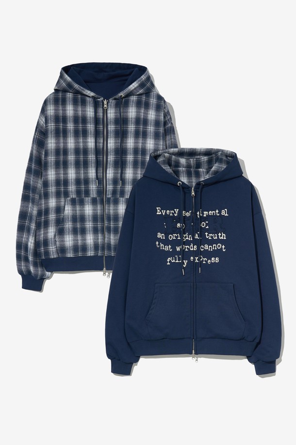 네이비 컬러의 센티멘탈 체크 리버시블 집업입니다. 봄, 가을 시즌에 활용하기 좋은, 면과 폴리에스테르 혼방 소재의 부드러운 촉감이 특징입니다. 앞면은 자수와 빈티지 프린팅, 뒷면은 클래식 체크 패턴으로 양면 착용이 가능한 리버시블 디자인입니다. 후드 스트링 교체 및 투웨이 지퍼 디테일로 실용성을 더했으며, 세미오버핏으로 캐주얼, 스트릿, 클래식 스타일을 모두 소화할 수 있습니다. 일상생활은 물론 가을 나들이룩으로도 활용하기 좋은 아이템입니다.
