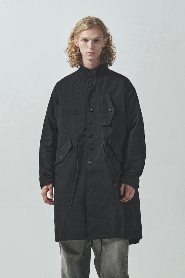 아웃포스트 피쉬테일 파카_블랙은 겨울철 데일리룩을 위한 남성용 아우터입니다. M-57 밀리터리 피쉬테일 파카를 기반으로 한 디자인으로, 클래식, 미니멀, 워크웨어 스타일을 연출하기 좋습니다. 면, 나일론, 폴리에스테르 혼방 소재로 제작되어 두꺼운 두께감과 보온성을 제공하며, 3-in-1 구성(아우터, 이너, 머플러)으로 실용성을 더했습니다. 허리/밑단 스트링 조절, 분리형 이너, 플랩 포켓 등의 특징을 갖춘 롱 기장의 레귤러핏 파카입니다. 블랙 컬러의 무지 패턴으로 다양한 스타일과 쉽게 매치할 수 있습니다.
