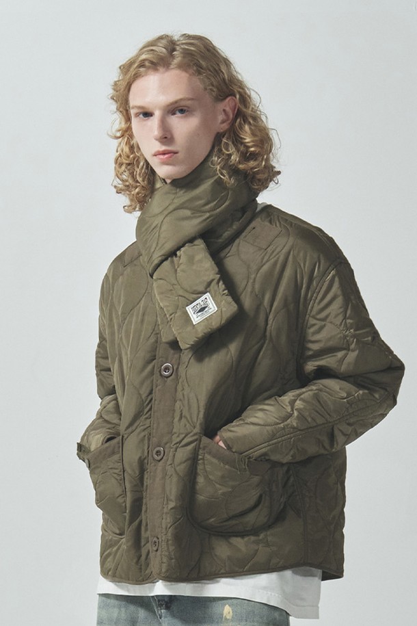 아웃포스트 피쉬테일 파카_카키는 남녀 모두 착용 가능한 캐주얼 아우터입니다. M-57 피쉬테일 파카를 기반으로 한 디자인으로, 롱 기장의 무지 스타일이며, 가을과 겨울에 적합하도록 두꺼운 두께감으로 제작되었습니다. 면, 나일론, 폴리에스테르 혼방 소재로 제작되어 튼튼하며, 탈부착 가능한 이너와 머플러가 포함된 3-in-1 구성으로 다양한 스타일 연출이 가능합니다. 허리 및 밑단 스트링, 플랩 포켓 등의 디테일이 돋보이며, 스냅과 버튼으로 여밈이 가능합니다. 데일리룩, 스트릿, 미니멀 스타일을 즐겨 입는 분들께 추천합니다.
