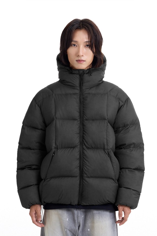 에어쉘 덕다운 패딩_챠콜은 겨울철 따뜻함과 스타일을 책임지는 필수 아이템입니다. 챠콜 및 아이보리 색상으로 출시되어 어떤 옷에도 쉽게 매치할 수 있으며, 방수, 방풍 기능으로 변덕스러운 날씨에도 끄떡없습니다. 80% 덕다운, 20% 덕페더 충전재와 650 필파워로 뛰어난 보온성을 제공하며, 오버핏과 후드, 밑단 스트링, 투명 텍스처 디테일이 모던하고 미니멀한 스타일을 완성합니다. 가볍고 편안하여 겨울 데일리룩, 산책룩, 여행룩 등 다양한 TPO에 활용 가능합니다.
