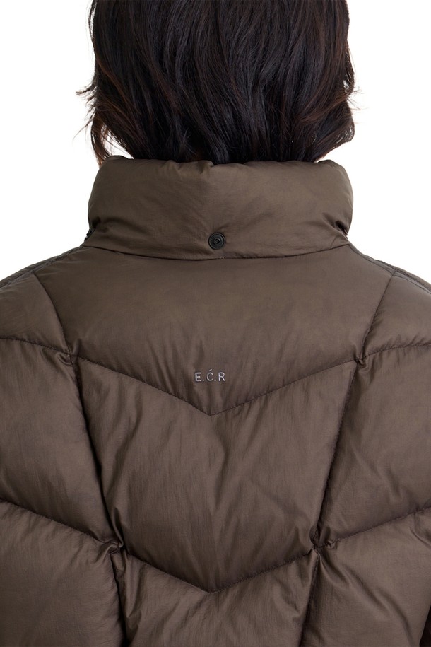 툰드라 LS 에어쉘 덕다운 패딩_브라운은 일상, 아웃도어 활동에 적합한 남녀 공용 덕다운 패딩입니다. 브라운, 블랙 두 가지 색상으로 출시되었으며, 미니멀하고 스포티한 스타일을 연출합니다. 80% 덕다운, 20% 덕페더 충전재와 650 필파워로 뛰어난 보온성을 제공하며, 방수 및 방풍 기능으로 겨울철에도 쾌적하게 착용할 수 있습니다. 3D 퀼팅 디테일과 경량 설계로 활동성을 높였으며, 지퍼 포켓과 후드 스트링으로 실용성을 더했습니다. 겨울 데일리룩, 여행룩에 활용하기 좋은 오버핏 패딩입니다.
