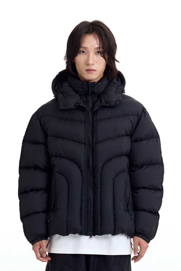 툰드라 LS 에어쉘 덕다운 패딩_블랙은 일상과 아웃도어 활동 모두에 적합한 남녀 공용 패딩입니다. 겨울철 보온성을 책임지는 두꺼운 두께감에 가볍게 착용 가능한 경량 소재를 사용하여 활동성을 높였습니다. 부드러운 촉감의 무지 디자인에 오버핏으로 제작되어 캐주얼하고 스포티한 스타일을 연출합니다. 에어쉘 소재와 덕다운 충전재를 사용하여 보온성을 극대화했으며, 집업 여밈 방식과 긴 소매 기장으로 편안함을 더했습니다. 겨울 데일리룩과 여행룩에 미니멀한 감성을 더해줄 아이템입니다.
