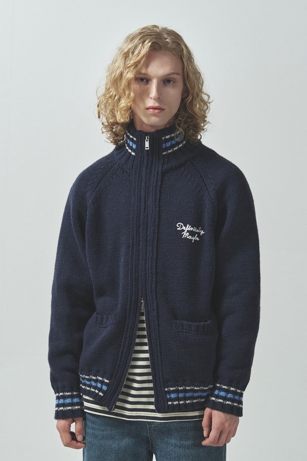 유스 프래그먼트 코위찬 집업_네이비는 가을, 겨울 시즌 남성들을 위한 캐주얼, 스트릿 스타일의 상의입니다. 5게이지 고밀도 울, 아크릴 혼방 소재로 제작되어 두꺼운 두께감과 뻣뻣한 촉감을 선사하며, 하이넥 디자인과 투웨이 지퍼 여밈으로 보온성을 높였습니다. 

라글란 슬리브, 코위찬 스타일의 디자인이 특징이며, 앞면과 뒷면에 체인 자수 디테일이 더해져 포인트를 줍니다. 레귤러핏으로 제작되어 편안한 착용감을 제공하며, 겨울 데일리룩, 모임룩 등 다양한 TPO에 활용 가능합니다. 네이비 컬러로 어떤 스타일에도 쉽게 매치할 수 있습니다.
