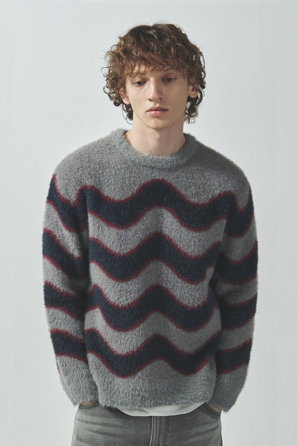 플러피 웨이브 니트 풀오버_그레이는 포근한 겨울을 위한 빈티지 스타일의 니트입니다. 부드러운 촉감과 볼륨감 있는 웨이브 패턴, 헤어리한 텍스처가 특징이며, 두꺼운 두께감으로 따뜻함을 더합니다. 릴랙스핏 라운드넥 디자인으로 편안하게 착용 가능하며, 단독 또는 아우터와 레이어드하여 다양한 스타일을 연출할 수 있습니다. 가을, 겨울철 데일리룩, 집콕룩, 카페룩에 활용하기 좋은 아이템입니다. 그레이와 네이비 두 가지 컬러로 만나보세요.
