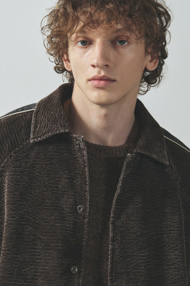 코듀로이 트랙 자켓_브라운은 가을, 겨울 시즌에 어울리는 아우터입니다. 브라운과 블랙 두 가지 색상으로 제공되며, 릴랙스 핏으로 편안하게 착용 가능합니다. 면, 스판덱스, 코듀로이 소재를 사용하여 제작되었으며, 빈티지 워싱과 사이드 소매 라인의 코듀로이 텍스처 대비가 특징입니다. 크롭 기장의 상의와 집업 스타일로 디자인되었으며, 스포티하면서도 빈티지한 무드를 연출합니다. 가을 나들이룩, 겨울 데일리룩 등 다양한 TPO에 캐주얼하게 활용할 수 있습니다.
