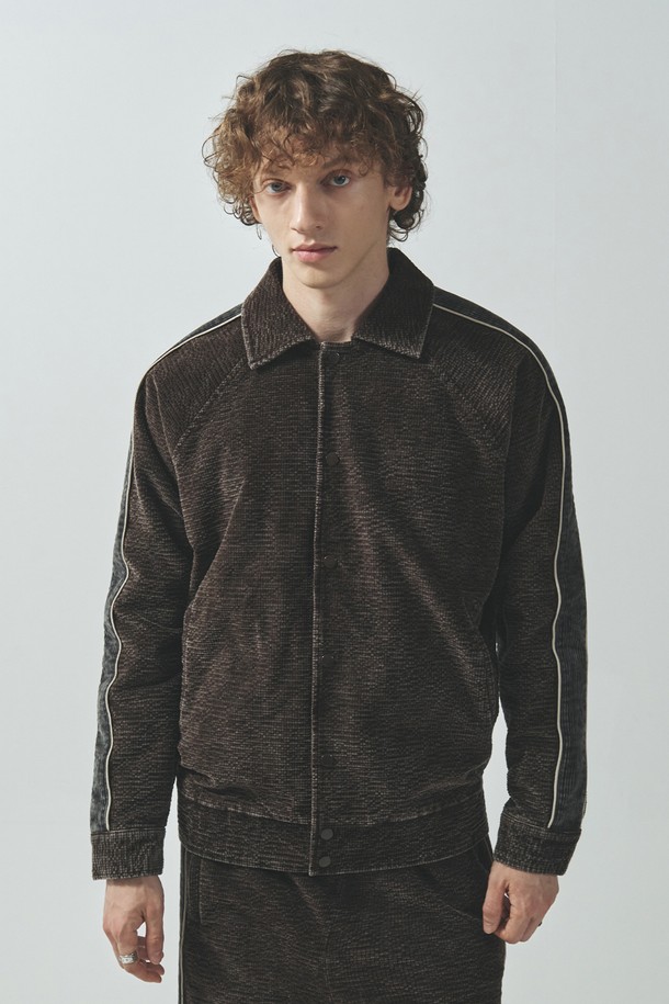 부드러운 코듀로이 소재와 릴랙스핏으로 편안한 착용감을 선사하는 코듀로이 트랙 팬츠입니다. 브라운 컬러와 블랙 컬러로 출시되어, 가을, 겨울 시즌 어떤 상의와도 쉽게 매치할 수 있습니다. 밴딩 허리와 드로우스트링으로 편안한 착용감을 더했으며, 사이드 라인 디테일과 4포켓 디자인, 빈티지 워싱으로 캐주얼한 무드를 강조했습니다. 와이드 또는 스트레이트 핏으로, 동네 마실룩부터 가을 나들이룩, 겨울 데일리룩까지 폭넓게 활용 가능합니다. 체크 패턴이 돋보이는 이 트랙 팬츠는 캐주얼, 클래식, 미니멀 스타일을 즐겨 입는 분들께 추천합니다.
