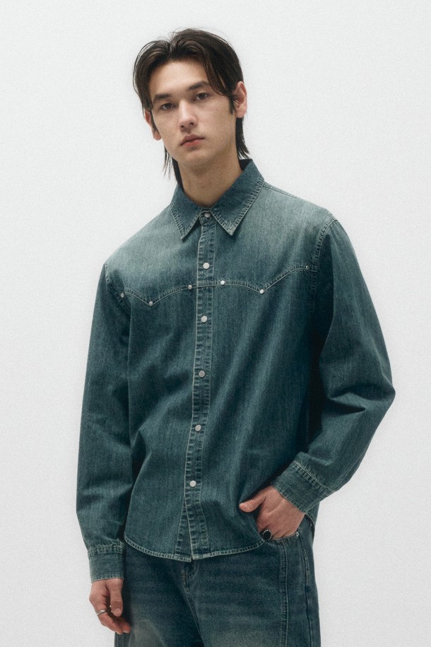 블루 데님 소재의 웨스턴 라인 셔츠입니다. 차이나칼라와 레귤러핏으로 제작되어 캐주얼하고 미니멀한 스타일을 연출합니다. 봄, 가을에 적합하며, 데이트룩과 출근룩에 모두 잘 어울립니다. 긴소매와 무지 디자인으로 어떤 스타일에도 쉽게 매치할 수 있으며, 웨스턴 디테일이 포인트입니다. 레귤러 기장으로 편안하게 착용 가능합니다.
