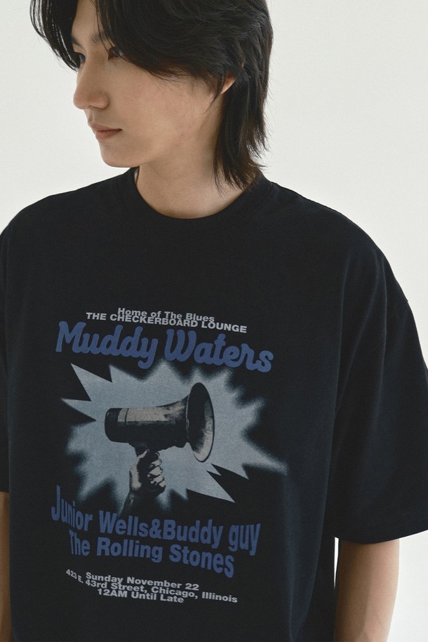 머디 그래픽 반팔 티셔츠_블랙은 빈티지하고 캐주얼한 스타일을 연출하는 공용 티셔츠입니다. 봄, 여름 시즌에 적합하며, 동네 마실룩이나 여행룩에 활용하기 좋습니다. 16수 면 원단으로 제작되어 내구성이 뛰어나며, 세미 오버핏으로 편안한 착용감을 제공합니다. 라운드넥 디자인에 그래픽 프린트가 돋보이며, 어깨 라인의 체인 스티치와 트리플 스티치 기법으로 튼튼하게 마감되었습니다. 블랙 컬러로 어떤 스타일에도 쉽게 매치할 수 있는 데일리 아이템입니다.
