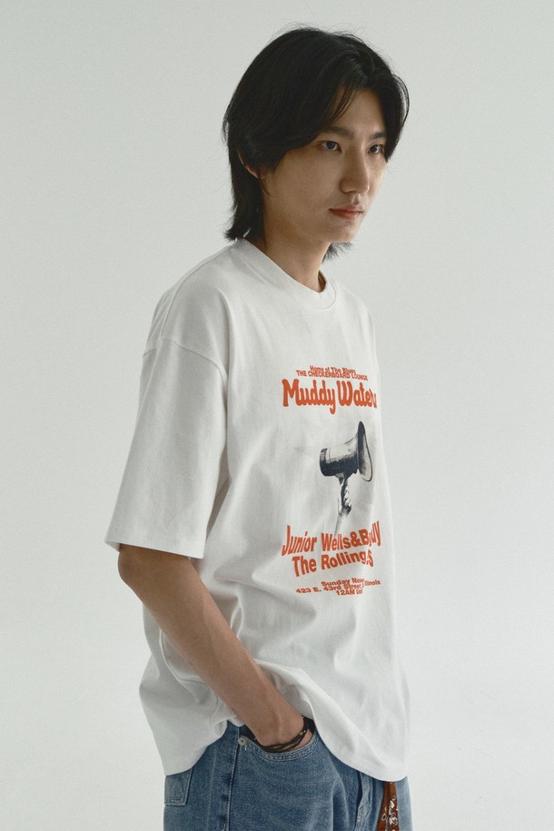 머디 그래픽 반팔 티셔츠_아이보리는 빈티지 무드의 그래픽 프린트가 돋보이는 반팔 티셔츠입니다. 면 100% 소재로 제작되어 튼튼한 촉감을 자랑하며, 봄, 여름 시즌에 쾌적하게 착용하기 좋습니다. 라운드넥에 세미오버핏으로 편안한 착용감을 선사하며, 일상 속 캐주얼룩이나 여행룩에 활용하기 좋습니다. 어깨 라인 체인 스티치와 전면 삼중 스티치 공법, 내구성 강화 스티칭으로 튼튼함을 더했습니다. 아이보리, 블랙 두 가지 색상으로 출시되어 취향에 맞게 선택할 수 있습니다.
