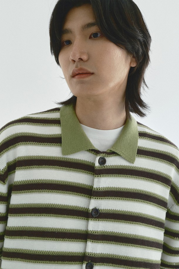 산뜻한 그린 컬러의 스트라이프 카라 반팔 가디건입니다. 부드러운 촉감의 아크릴, 면 혼방 소재로 제작되어 편안하게 착용할 수 있습니다. 3가지 다른 니트 패턴을 조합하여 디자인의  포인트를 더했으며, 니트 카라 디테일로  세련된 분위기를 연출합니다. 깔끔하고 트렌디한 디자인에 가벼운 니트 원단으로  여름철 데이트룩, 카페룩 등 다양한  스타일에 활용하기 좋습니다. 레귤러 핏으로  누구나  자연스럽게  소화할 수 있습니다.
