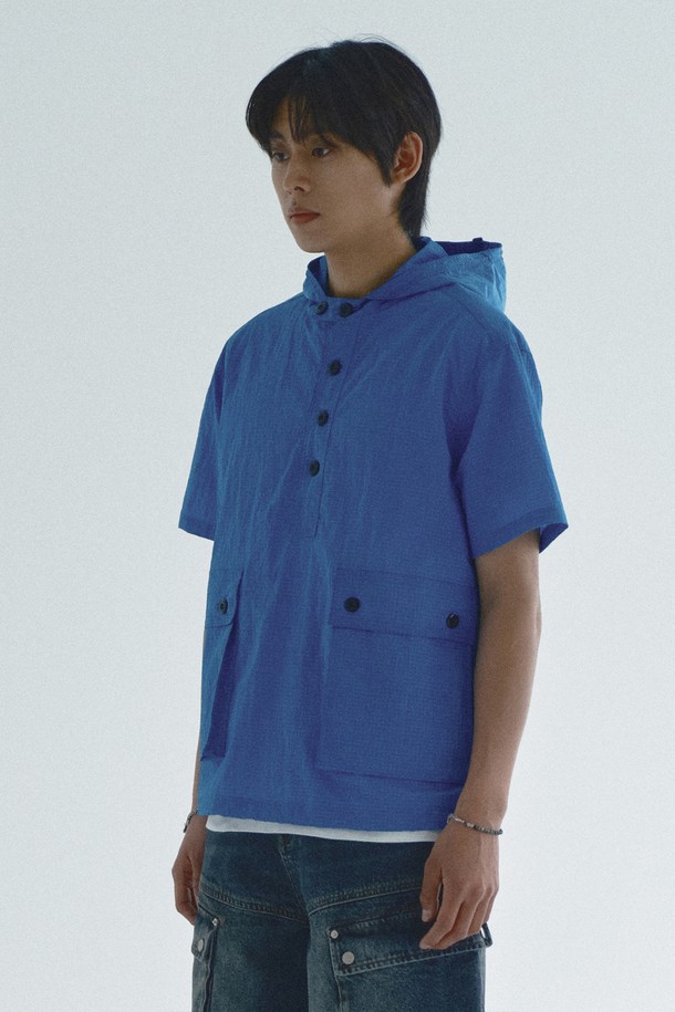 나일론 후드 반팔 풀오버_블루는 봄, 여름에 시원하게 착용하기 좋은 캐주얼 & 스포티 스타일의 상의입니다. 릴랙스 핏으로 편안함을 더하며, 얇은 두께감의 나일론 소재로 제작되어 가볍고 방풍 기능까지 갖췄습니다. 블루 컬러와 아이보리 컬러 두 가지로 출시되었으며, 무지 디자인에 밑단 스트링 디테일이 포인트입니다. 단독 또는 레이어드하여 다양한 스타일 연출이 가능하며, 동네 마실룩, 여행룩, 집콕룩 등 폭넓은 TPO에 활용하기 좋습니다. 후드 디자인과 반소매 기장으로 활동성을 높였습니다.
