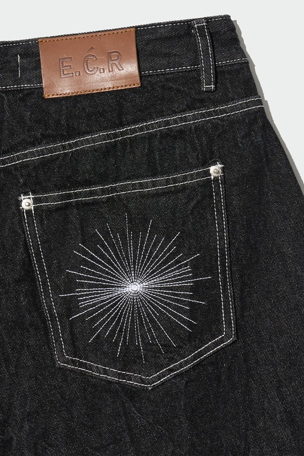 크링클 원턱 데님 하프 팬츠_블랙은 빈티지한 무드와 캐주얼 스타일을 동시에 즐길 수 있는 남성용 데님 반바지입니다. 봄, 여름 시즌에 적합하며, 루즈핏 와이드 바지 핏으로 편안한 착용감을 선사합니다. 블랙 컬러의 무지 디자인에 크링클 텍스처와 빈티지 워싱, 원턱 디테일이 더해져 유니크한 멋을 더합니다. 백포켓 자수 디테일과 콘트라스트 스티칭으로 포인트를 주었으며, 면과 데님 소재로 제작되어 활동성과 스타일을 모두 만족시킵니다. 동네 마실룩, 여행룩, 휴가룩 등 다양한 TPO에 활용하기 좋은 아이템입니다.
