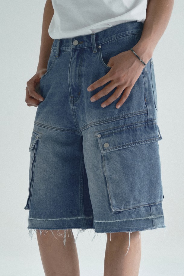 블루 컬러의 카고 버뮤다 데님 하프 팬츠입니다. 봄, 여름 시즌에 어울리는 캐주얼하고 빈티지한 스타일로, 일상, 동네 마실, 여행, 휴가 등 다양한 TPO에 활용하기 좋습니다. 와이드 핏과 릴랙스 핏으로 편안한 착용감을 선사하며, 밑단 디자인으로 포인트를 더했습니다. 데님과 면 혼방 소재로 제작되었으며, 워싱 가공을 통해 빈티지한 무드를 연출합니다. 카고 포켓 디테일이 특징인 남성용 하프 팬츠입니다.
