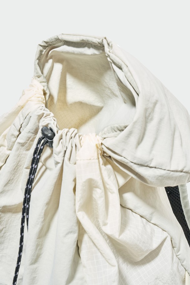 "AERIK(에어릭) 카라비너 백팩"은 남성을 위한 미디엄 사이즈 백팩으로, 여행, 출근, 산책 등 다양한 TPO에 활용 가능합니다. 미니멀, 캐주얼, 시티보이 스타일을 연출하기 좋으며, 나일론과 폴리에스테르 소재로 제작되어 튼튼합니다. 무지, 레터링, 로고 패턴과 버클, 스트링, 메쉬, 카라비너 등의 디자인 장식이 특징이며, 지퍼형, 버클형, 조임용 끈 잠금 방식으로 안전하게 소지품을 보관할 수 있습니다. 사이드 포켓, 스트링 디테일, 상단 핸들 등 실용적인 기능으로 수납력을 높였습니다.
