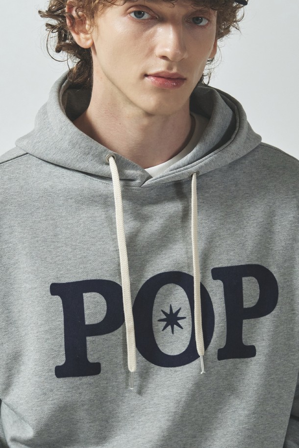 POP 시그니처 후드티_그레이는 캐주얼, 스트리트 스타일을 모두 아우르는 오버핏 후드티입니다. 면과 폴리에스테르 혼방 소재로 제작되어 부드러운 촉감을 자랑하며, 봄, 가을, 겨울 세 계절 모두 활용 가능합니다. 500g의 두꺼운 중량감으로 보온성을 높였으며, 플로킹 프린트 기법의 로고 디자인이 특징입니다. 캥거루 포켓과 RIB 원단 보강, ECR 포인트 라벨 디테일이 돋보이며, 동네 마실룩, 집콕룩, 겨울 데일리룩 등 다양한 TPO에 활용하기 좋습니다. 그레이, 네이비 두 가지 색상으로 출시되었습니다.
