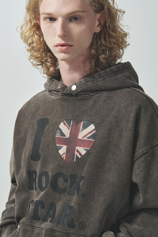 브릿하트 락스타 후드티_브라운은 사계절 내내 활용하기 좋은 공용 후드티입니다. 브라운과 차콜 두 가지 색상으로 출시되었으며, 스트릿과 캐주얼 스타일을 모두 소화할 수 있습니다. 크롭 기장의 오버핏으로 트렌디함을 더했고, 부드러운 면 소재로 제작되어 편안한 착용감을 선사합니다. DTF 프린팅 기법과 빈티지 워싱 가공, 로고 각인 스냅 버튼 디테일, 시즌 그래픽 디자인이 돋보이며, 동네 마실룩, 캠핑룩 등 다양한 TPO에 활용 가능합니다.
