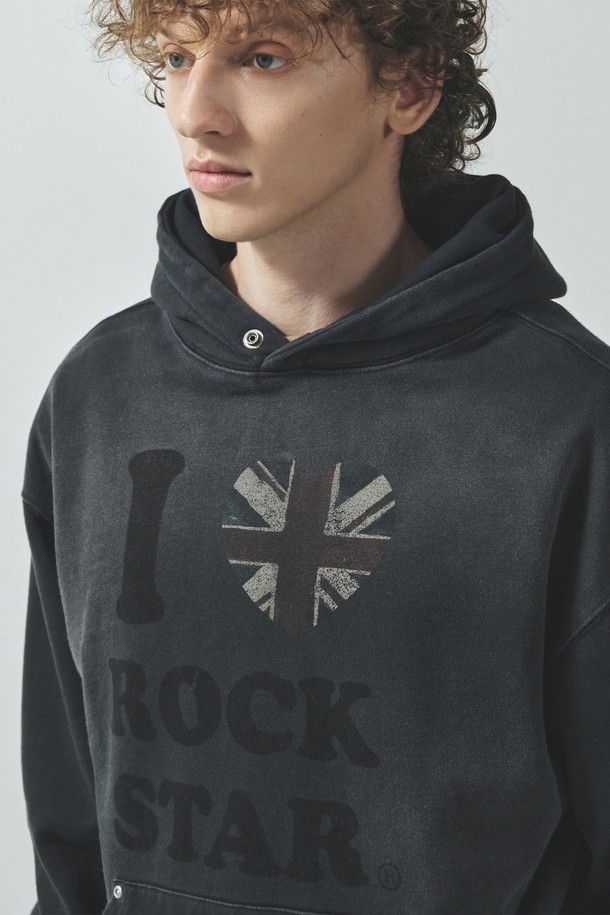 브릿하트 락스타 후드티_챠콜은 남녀 모두 착용 가능한 오버핏 후드티입니다. 챠콜 컬러의 면 소재로 제작되었으며, 봄, 가을, 겨울 세 계절에 걸쳐 활용 가능합니다. 스트릿, 캐주얼 무드를 연출하며, 크롭 기장과 긴 소매가 특징입니다. DTP 프린팅, 빈티지 워싱, 피그먼트 워싱 처리로 독특한 디자인을 자랑하며, 로고 인그레이빙 디테일이 돋보입니다. 집콕룩, 겨울 데일리룩, 미니멀 스타일 연출에 적합합니다.
