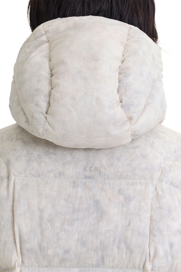 에어쉘 덕다운 패딩_아이보리는 겨울철 일상, 산책, 여행 등 다양한 상황에서 캐주얼, 스포티, 미니멀 스타일을 연출할 수 있는 공용 패딩입니다. 부드러운 촉감의 나일론 소재와 오버핏 크롭 기장으로 편안한 착용감을 선사하며, 집업 여밈 방식과 후드 디자인으로 실용성을 더했습니다. 무지 패턴의 아이보리 컬러가 어떤 옷에도 잘 어울리며, 보온 및 방수 기능을 갖춰 추운 겨울에도 따뜻하게 활동할 수 있습니다. 두꺼운 두께감의 덕다운 충전재가 우수한 보온성을 제공하는 롱 슬리브 패딩입니다.
