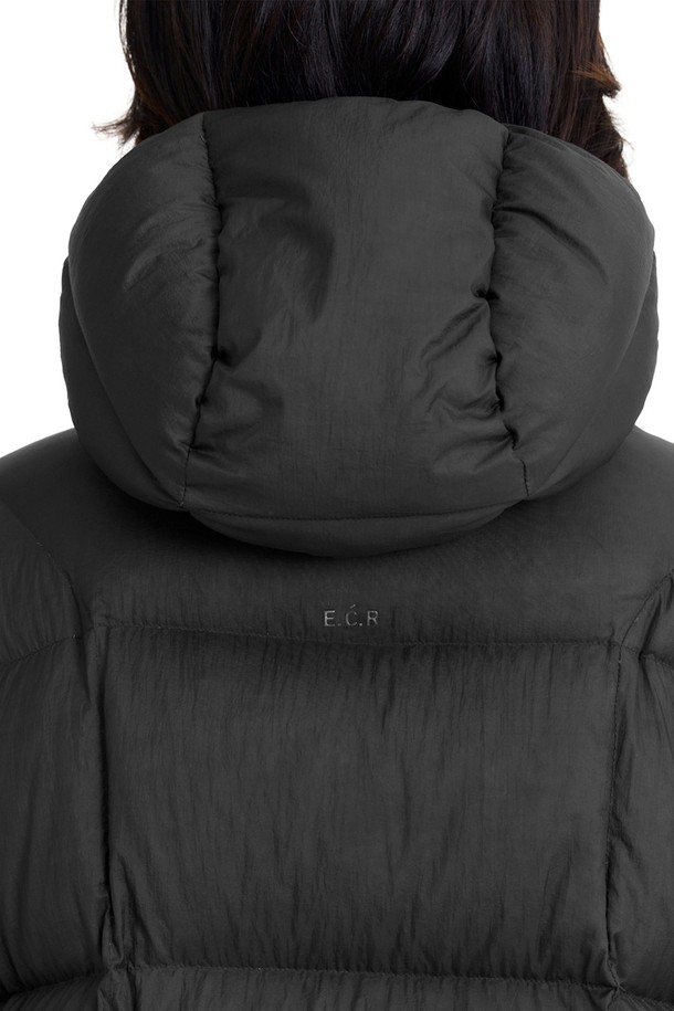 에어쉘 덕다운 패딩_챠콜은 겨울철 따뜻함과 스타일을 책임지는 필수 아이템입니다. 챠콜 및 아이보리 색상으로 출시되어 어떤 옷에도 쉽게 매치할 수 있으며, 방수, 방풍 기능으로 변덕스러운 날씨에도 끄떡없습니다. 80% 덕다운, 20% 덕페더 충전재와 650 필파워로 뛰어난 보온성을 제공하며, 오버핏과 후드, 밑단 스트링, 투명 텍스처 디테일이 모던하고 미니멀한 스타일을 완성합니다. 가볍고 편안하여 겨울 데일리룩, 산책룩, 여행룩 등 다양한 TPO에 활용 가능합니다.
