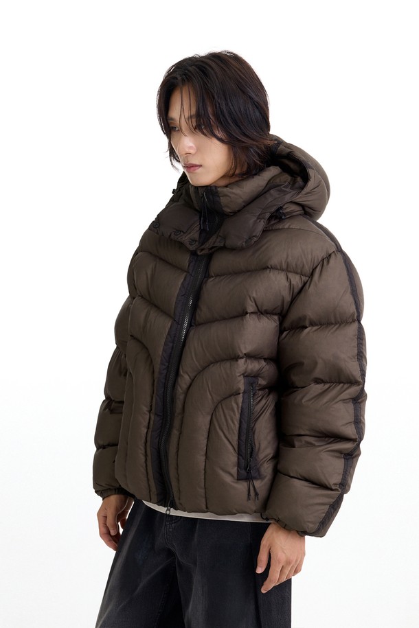 툰드라 LS 에어쉘 덕다운 패딩_브라운은 일상, 아웃도어 활동에 적합한 남녀 공용 덕다운 패딩입니다. 브라운, 블랙 두 가지 색상으로 출시되었으며, 미니멀하고 스포티한 스타일을 연출합니다. 80% 덕다운, 20% 덕페더 충전재와 650 필파워로 뛰어난 보온성을 제공하며, 방수 및 방풍 기능으로 겨울철에도 쾌적하게 착용할 수 있습니다. 3D 퀼팅 디테일과 경량 설계로 활동성을 높였으며, 지퍼 포켓과 후드 스트링으로 실용성을 더했습니다. 겨울 데일리룩, 여행룩에 활용하기 좋은 오버핏 패딩입니다.
