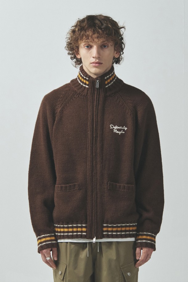 유스 프래그먼트 코위찬 집업_브라운은 남성용 상의 니트/스웨터로, 가을과 겨울에 따뜻하게 입을 수 있는 두꺼운 두께감의 집업입니다. 브라운 컬러에 클래식한 스타일을 더했으며, 레귤러핏과 하이넥 디자인으로 안정적인 착용감을 선사합니다. 울과 아크릴 혼방의 탄탄한 소재로 제작되었으며, 래글런 소매, 배색 디테일, 전면과 후면의 체인 자수, 입체적 영문 레터링이 특징입니다. 투웨이 지퍼 여밈 방식과 보온 기능을 갖춰 겨울철 데일리룩, 모임룩, 데이트룩 등 다양한 TPO에 활용 가능합니다.
