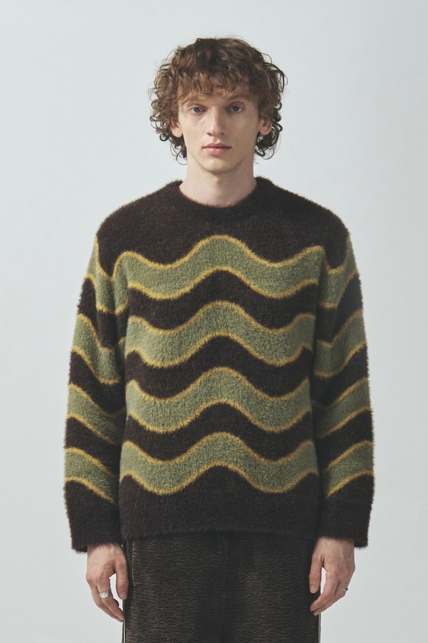 포근함을 선사하는 플러피 웨이브 니트 풀오버_브라운입니다. 부드러운 울 소재와 두꺼운 두께감으로 가을, 겨울철 따뜻하게 착용하기 좋습니다. 날개사 소재가 은은한 광택감을 더하고, 헤어리한 소재감과 볼륨감 있는 웨이브 패턴이 돋보입니다. 루즈핏으로 제작되어 다양한 체형을 커버하며, 라운드넥 디자인으로 캐주얼하고 편안한 데일리룩을 연출할 수 있습니다.
