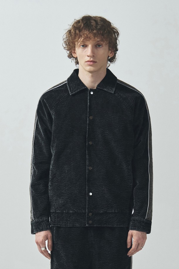 코듀로이 트랙 자켓_블랙은 가을, 겨울 시즌에 스포티하고 캐주얼한 스타일을 연출하기 좋은 아우터입니다. 부드러운 면 소재의 코듀로이 원단으로 제작되어 포근한 착용감을 선사하며, 릴랙스 핏으로 편안하게 착용할 수 있습니다. 블랙 컬러에 무지 디자인으로 어떤 옷에도 쉽게 매치할 수 있으며, 크롭 기장과 긴 소매, 집업 여밈 방식으로 활동성을 더했습니다. 빈티지 워싱 디테일과 사이드 슬리브 라인의 코듀로이 텍스처 대비가 돋보이며, 단품 또는 세트로도 활용 가능하여 가을 나들이룩, 겨울 데일리룩, 집콕룩 등 다양한 TPO에 활용 가능합니다.
