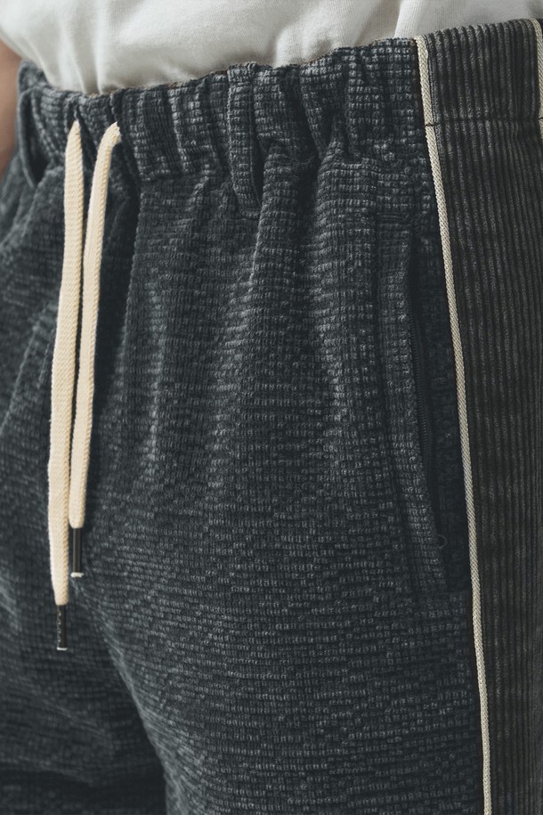 코듀로이 트랙 팬츠_블랙은 부드러운 코듀로이 소재와 면, 스판덱스의 혼방으로 제작되어 편안한 착용감을 선사합니다. 블랙 컬러에 체크 패턴, 와이드 및 스트레이트 핏으로 캐주얼한 스타일을 연출하며, 릴렉스 핏으로 활동성을 높였습니다. 4포켓 디자인과 허리 드로우스트링, 사이드 라인 디테일 및 빈티지 워싱 포인트가 특징입니다. 가을, 겨울 시즌 데일리룩, 산책룩, 집콕룩 등 다양한 TPO에 활용하기 좋으며, 캐주얼, 클래식, 미니멀 스타일을 즐겨 입는 남성분들께 추천합니다.
