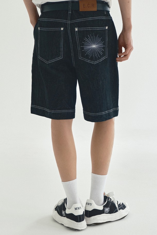 크링클 원턱 데님 하프 팬츠_블랙은 빈티지한 무드와 캐주얼 스타일을 동시에 즐길 수 있는 남성용 데님 반바지입니다. 봄, 여름 시즌에 적합하며, 루즈핏 와이드 바지 핏으로 편안한 착용감을 선사합니다. 블랙 컬러의 무지 디자인에 크링클 텍스처와 빈티지 워싱, 원턱 디테일이 더해져 유니크한 멋을 더합니다. 백포켓 자수 디테일과 콘트라스트 스티칭으로 포인트를 주었으며, 면과 데님 소재로 제작되어 활동성과 스타일을 모두 만족시킵니다. 동네 마실룩, 여행룩, 휴가룩 등 다양한 TPO에 활용하기 좋은 아이템입니다.
