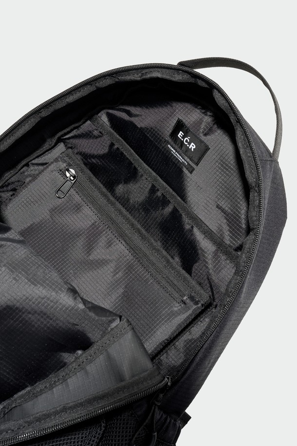 AERIK(에어릭) 프론트 지퍼 백팩은 남녀 모두 착용 가능한 캐주얼, 미니멀, 시티보이 스타일의 백팩입니다. 블랙과 그레이 두 가지 색상으로 출시되었으며, 넉넉한 수납공간을 제공하는 라지 사이즈입니다. 나일론과 폴리에스테르 소재로 제작되어 내구성이 뛰어나며, 전면 지퍼 포켓과 어깨끈 쿠션, 생활 방수 기능(나일론 소재 특성)을 갖춰 실용성을 더했습니다. 출근룩, 여행룩, 캠핑룩 등 다양한 TPO에 활용 가능하며, 사각 형태의 무지 디자인에 로고 디테일이 돋보입니다. 어깨 보호 및 쿠션감을 제공하여 편안한 착용감을 선사합니다.
