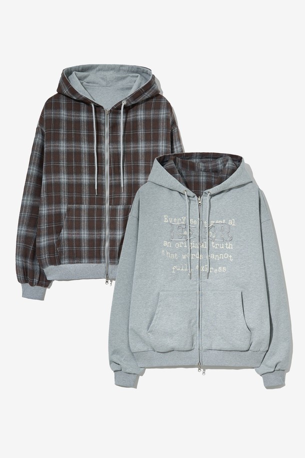 센티멘탈 체크 리버시블 집업_그레이는 봄, 가을에 어울리는 남녀 공용 후드집업입니다. 그레이와 네이비 색상의 양면 착용이 가능한 리버시블 디자인으로, 스트릿 및 클래식 스타일을 넘나들며 다양한 연출이 가능합니다. 부드러운 면과 폴리에스테르 혼방 소재로 제작되어 편안한 착용감을 선사하며, 세미 오버핏으로 트렌디한 핏을 연출합니다. 체크 패턴과 후드 스트링 교체, 투웨이 지퍼, 아플리케 자수, 빈티지 프린팅 디테일로 포인트를 더했습니다. 동네 마실룩이나 산책룩 등 캐주얼한 일상에 활용하기 좋습니다.
