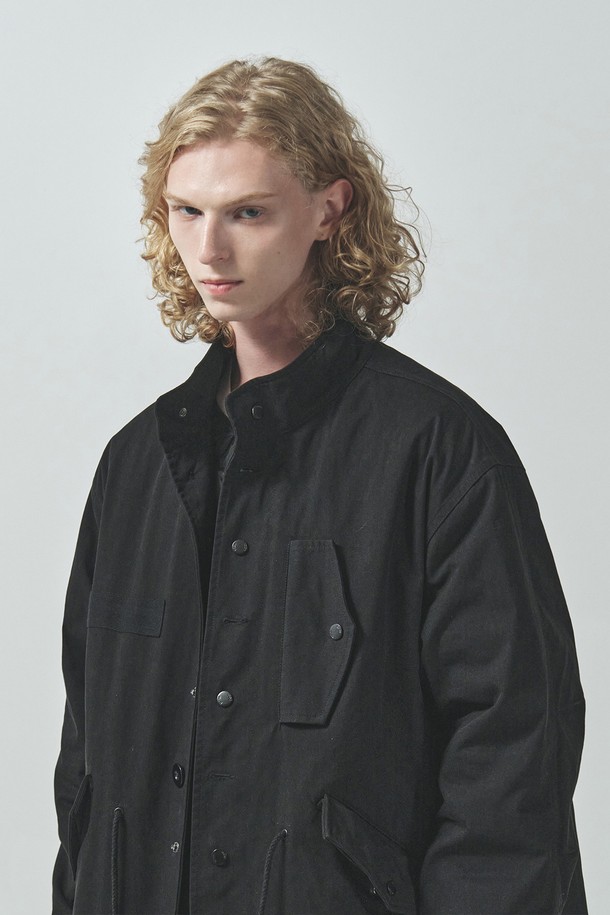 아웃포스트 피쉬테일 파카_블랙은 겨울철 데일리룩을 위한 남성용 아우터입니다. M-57 밀리터리 피쉬테일 파카를 기반으로 한 디자인으로, 클래식, 미니멀, 워크웨어 스타일을 연출하기 좋습니다. 면, 나일론, 폴리에스테르 혼방 소재로 제작되어 두꺼운 두께감과 보온성을 제공하며, 3-in-1 구성(아우터, 이너, 머플러)으로 실용성을 더했습니다. 허리/밑단 스트링 조절, 분리형 이너, 플랩 포켓 등의 특징을 갖춘 롱 기장의 레귤러핏 파카입니다. 블랙 컬러의 무지 패턴으로 다양한 스타일과 쉽게 매치할 수 있습니다.
