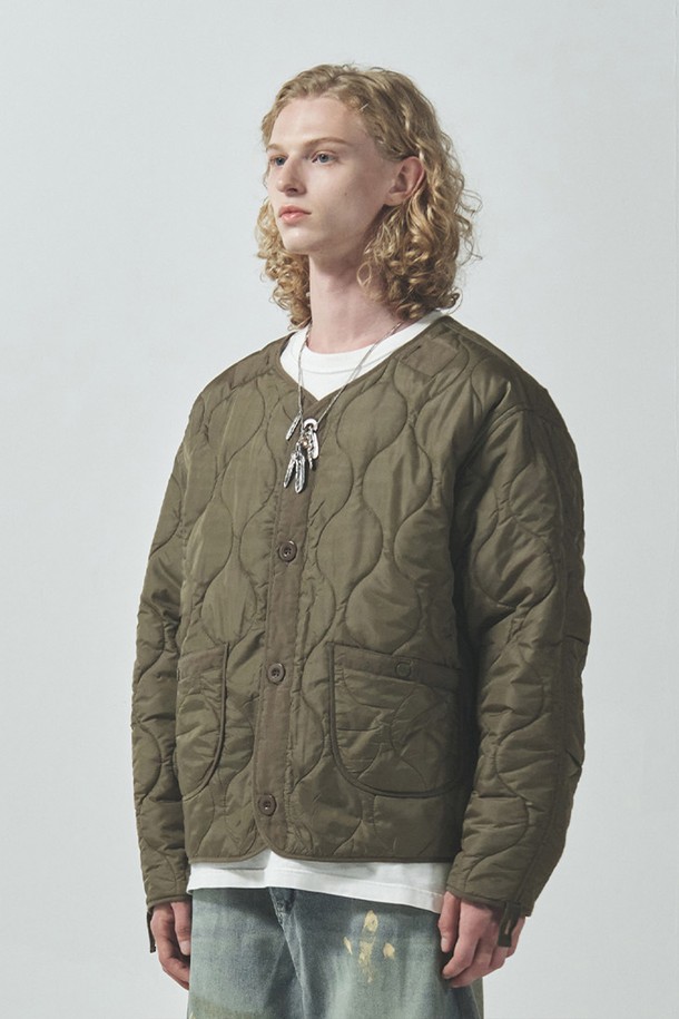 아웃포스트 피쉬테일 파카_카키는 남녀 모두 착용 가능한 캐주얼 아우터입니다. M-57 피쉬테일 파카를 기반으로 한 디자인으로, 롱 기장의 무지 스타일이며, 가을과 겨울에 적합하도록 두꺼운 두께감으로 제작되었습니다. 면, 나일론, 폴리에스테르 혼방 소재로 제작되어 튼튼하며, 탈부착 가능한 이너와 머플러가 포함된 3-in-1 구성으로 다양한 스타일 연출이 가능합니다. 허리 및 밑단 스트링, 플랩 포켓 등의 디테일이 돋보이며, 스냅과 버튼으로 여밈이 가능합니다. 데일리룩, 스트릿, 미니멀 스타일을 즐겨 입는 분들께 추천합니다.
