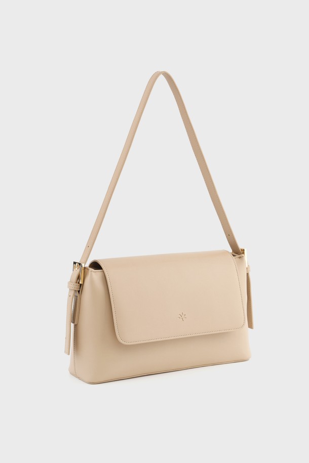 **몽삭 모니카 바게트백 베이지 AP15-2170-BE**

몽삭(Mongsac) 모니카 바게트백 베이지는 여성들을 위한 미디엄 사이즈의 인조가죽 가방입니다. 사각 모양에 버클 장식이 돋보이며, 베이지를 포함한 다양한 6가지 컬러로 출시되었습니다. 숄더 및 크로스 기능으로 2개의 크로스 스트랩을 활용하여 다양한 스타일 연출이 가능하며, 내부 지퍼 포켓과 뒷면 포켓, 수납공간 분리 등으로 실용성을 높였습니다. 데이트룩, 모임룩 등 TPO에 맞춰 클래식, 미니멀, 캐주얼 스타일을 완성할 수 있습니다.
