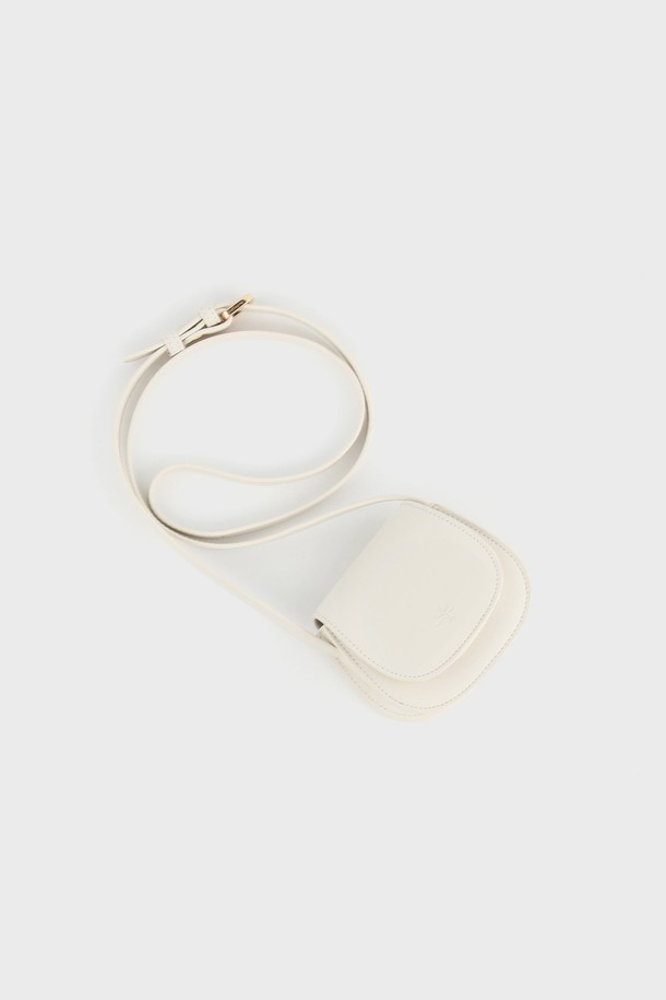 몽삭 레디 마이크로 미니백 아이보리 AP12-2324-IV는 여성용 크로스백입니다. 아이보리, 베이지, 블랙 등 11가지 다채로운 색상으로 출시되었으며, 인조가죽 소재의 미니 사이즈 사각 가방입니다. 숄더 스트랩 조절이 가능하며, 소형 수납공간과 지퍼형 잠금 방식으로 실용성을 더했습니다. 미니멀, 클래식, 캐주얼 스타일의 데이트룩, 쇼핑룩에 잘 어울립니다. 초경량, 미니멀 디자인으로 제작되어 가볍고 세련된 느낌을 줍니다.
