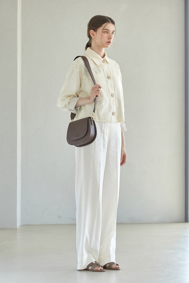 몽삭 레디 와이드스트랩 + 크로스백 다크브라운 JP14-5050-DB (기본 스트랩 + 와이드 스트랩 같이 배송상품)은 클래식, 미니멀, 시크 스타일을 추구하는 여성 고객을 위한 가죽 크로스백입니다. 다크브라운 컬러의 미디엄 사이즈 가방으로, 데이트룩, 쇼핑룩, 모임룩 등 다양한 TPO에 잘 어울립니다. 무지 패턴에 사각형 모양으로 디자인되었으며, 교체형 스트랩과 와이드 스트랩이 함께 제공되어 스타일 연출의 폭을 넓혔습니다. 숄더백으로도 활용 가능한 실용적인 제품입니다.
