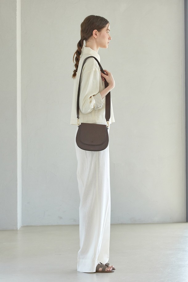 몽삭 레디 와이드스트랩 + 크로스백 다크브라운 JP14-5050-DB (기본 스트랩 + 와이드 스트랩 같이 배송상품)은 클래식, 미니멀, 시크 스타일을 추구하는 여성 고객을 위한 가죽 크로스백입니다. 다크브라운 컬러의 미디엄 사이즈 가방으로, 데이트룩, 쇼핑룩, 모임룩 등 다양한 TPO에 잘 어울립니다. 무지 패턴에 사각형 모양으로 디자인되었으며, 교체형 스트랩과 와이드 스트랩이 함께 제공되어 스타일 연출의 폭을 넓혔습니다. 숄더백으로도 활용 가능한 실용적인 제품입니다.
