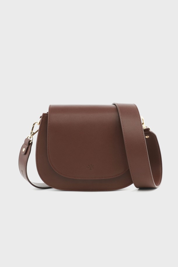 몽삭 레디 와이드스트랩 + 크로스백 다크브라운 JP14-5050-DB (기본 스트랩 + 와이드 스트랩 같이 배송상품)은 클래식, 미니멀, 시크 스타일을 추구하는 여성 고객을 위한 가죽 크로스백입니다. 다크브라운 컬러의 미디엄 사이즈 가방으로, 데이트룩, 쇼핑룩, 모임룩 등 다양한 TPO에 잘 어울립니다. 무지 패턴에 사각형 모양으로 디자인되었으며, 교체형 스트랩과 와이드 스트랩이 함께 제공되어 스타일 연출의 폭을 넓혔습니다. 숄더백으로도 활용 가능한 실용적인 제품입니다.
